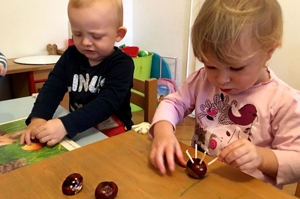 Tageskinder und Tagesmütter basteln mit Kastanien! TiQ! Kindertagespflege in Braunschweig Querum, Nicole Appel und Antje Storek – Kindertagespflege, Tagesmutter und Großtagespflege für Braunschweig Querum, Gliesmarode, Riddagshausen, Östliches Ringgebiet, Volkmarode, Bienrode, Waggum, Hondelage, Schuntersiedlung, Kralenriede, Dibbesdorf, Schwarzer Berg, Siegfriedviertel, Nordstadt und Schapen