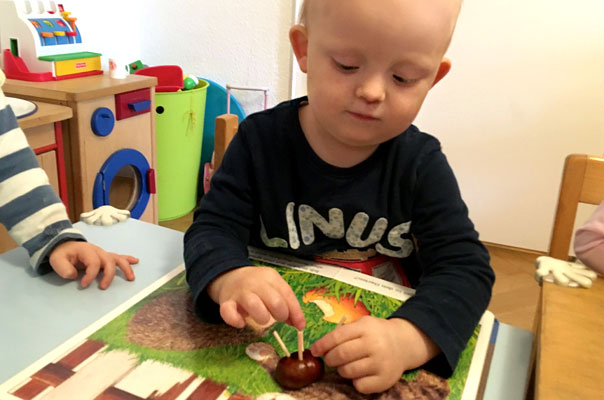 Tageskinder und Tagesmütter basteln mit Kastanien! TiQ! Kindertagespflege in Braunschweig Querum, Nicole Appel und Antje Storek – Kindertagespflege, Tagesmutter und Großtagespflege für Braunschweig Querum, Gliesmarode, Riddagshausen, Östliches Ringgebiet, Volkmarode, Bienrode, Waggum, Hondelage, Schuntersiedlung, Kralenriede, Dibbesdorf, Schwarzer Berg, Siegfriedviertel, Nordstadt und Schapen