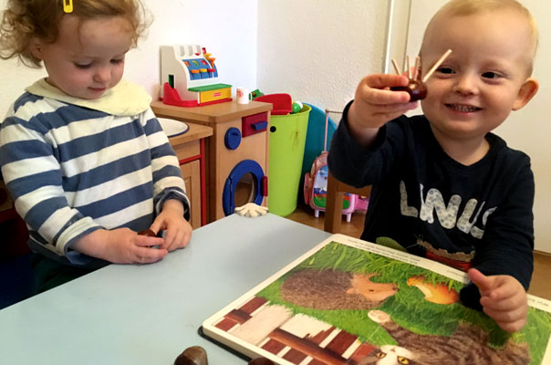 Tageskinder und Tagesmütter basteln mit Kastanien! TiQ! Kindertagespflege in Braunschweig Querum, Nicole Appel und Antje Storek – Kindertagespflege, Tagesmutter und Großtagespflege für Braunschweig Querum, Gliesmarode, Riddagshausen, Östliches Ringgebiet, Volkmarode, Bienrode, Waggum, Hondelage, Schuntersiedlung, Kralenriede, Dibbesdorf, Schwarzer Berg, Siegfriedviertel, Nordstadt und Schapen