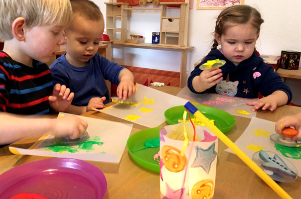 Tageskinder und Tagesmütter basteln und gehen Laterne! TiQ! Kindertagespflege in Braunschweig Querum, Nicole Appel und Antje Storek – Kindertagespflege, Tagesmutter und Großtagespflege für Braunschweig Querum, Gliesmarode, Riddagshausen, Östliches Ringgebiet, Volkmarode, Bienrode, Waggum, Hondelage, Schuntersiedlung, Kralenriede, Dibbesdorf, Schwarzer Berg, Siegfriedviertel, Nordstadt und Schapen