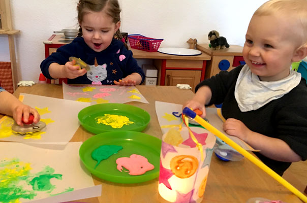 Tageskinder und Tagesmütter basteln und gehen Laterne! TiQ! Kindertagespflege in Braunschweig Querum, Nicole Appel und Antje Storek – Kindertagespflege, Tagesmutter und Großtagespflege für Braunschweig Querum, Gliesmarode, Riddagshausen, Östliches Ringgebiet, Volkmarode, Bienrode, Waggum, Hondelage, Schuntersiedlung, Kralenriede, Dibbesdorf, Schwarzer Berg, Siegfriedviertel, Nordstadt und Schapen