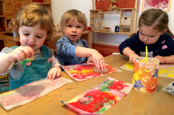 Tageskinder und Tagesmütter basteln und gehen Laterne! TiQ! Kindertagespflege in Braunschweig Querum, Nicole Appel und Antje Storek – Kindertagespflege, Tagesmutter und Großtagespflege für Braunschweig Querum, Gliesmarode, Riddagshausen, Östliches Ringgebiet, Volkmarode, Bienrode, Waggum, Hondelage, Schuntersiedlung, Kralenriede, Dibbesdorf, Schwarzer Berg, Siegfriedviertel, Nordstadt und Schapen