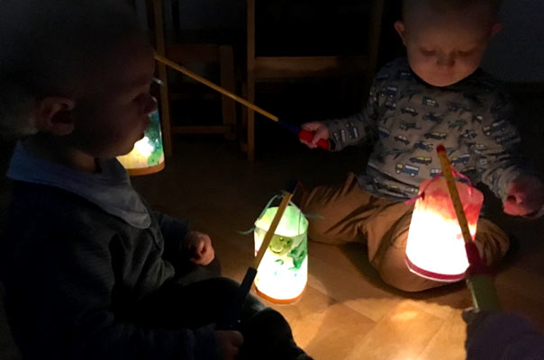 Tageskinder und Tagesmütter basteln und gehen Laterne! TiQ! Kindertagespflege in Braunschweig Querum, Nicole Appel und Antje Storek – Kindertagespflege, Tagesmutter und Großtagespflege für Braunschweig Querum, Gliesmarode, Riddagshausen, Östliches Ringgebiet, Volkmarode, Bienrode, Waggum, Hondelage, Schuntersiedlung, Kralenriede, Dibbesdorf, Schwarzer Berg, Siegfriedviertel, Nordstadt und Schapen