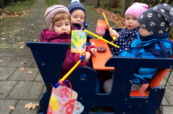 Tageskinder und Tagesmütter basteln und gehen Laterne! TiQ! Kindertagespflege in Braunschweig Querum, Nicole Appel und Antje Storek – Kindertagespflege, Tagesmutter und Großtagespflege für Braunschweig Querum, Gliesmarode, Riddagshausen, Östliches Ringgebiet, Volkmarode, Bienrode, Waggum, Hondelage, Schuntersiedlung, Kralenriede, Dibbesdorf, Schwarzer Berg, Siegfriedviertel, Nordstadt und Schapen