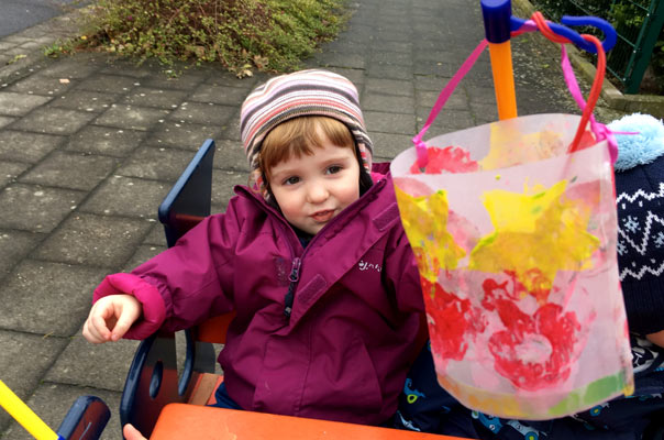 Tageskinder und Tagesmütter basteln und gehen Laterne! TiQ! Kindertagespflege in Braunschweig Querum, Nicole Appel und Antje Storek – Kindertagespflege, Tagesmutter und Großtagespflege für Braunschweig Querum, Gliesmarode, Riddagshausen, Östliches Ringgebiet, Volkmarode, Bienrode, Waggum, Hondelage, Schuntersiedlung, Kralenriede, Dibbesdorf, Schwarzer Berg, Siegfriedviertel, Nordstadt und Schapen