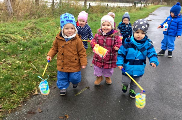 Tageskinder und Tagesmütter basteln und gehen Laterne! TiQ! Kindertagespflege in Braunschweig Querum, Nicole Appel und Antje Storek – Kindertagespflege, Tagesmutter und Großtagespflege für Braunschweig Querum, Gliesmarode, Riddagshausen, Östliches Ringgebiet, Volkmarode, Bienrode, Waggum, Hondelage, Schuntersiedlung, Kralenriede, Dibbesdorf, Schwarzer Berg, Siegfriedviertel, Nordstadt und Schapen