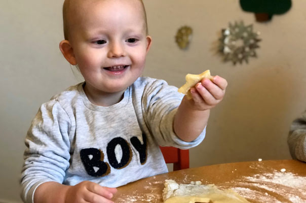 Tageskinder und Tagesmütter in der Weihnachtsbäckerei! TiQ! Kindertagespflege in Braunschweig Querum, Nicole Appel und Antje Storek – Kindertagespflege, Tagesmutter und Großtagespflege für Braunschweig Querum, Gliesmarode, Riddagshausen, Östliches Ringgebiet, Volkmarode, Bienrode, Waggum, Hondelage, Schuntersiedlung, Kralenriede, Dibbesdorf, Schwarzer Berg, Siegfriedviertel, Nordstadt und Schapen