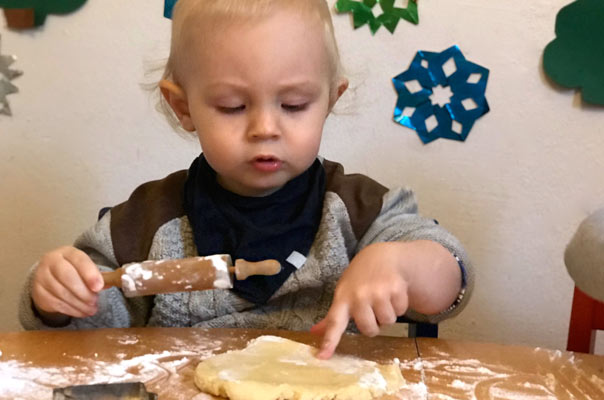 Tageskinder und Tagesmütter in der Weihnachtsbäckerei! TiQ! Kindertagespflege in Braunschweig Querum, Nicole Appel und Antje Storek – Kindertagespflege, Tagesmutter und Großtagespflege für Braunschweig Querum, Gliesmarode, Riddagshausen, Östliches Ringgebiet, Volkmarode, Bienrode, Waggum, Hondelage, Schuntersiedlung, Kralenriede, Dibbesdorf, Schwarzer Berg, Siegfriedviertel, Nordstadt und Schapen