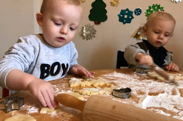 Tageskinder und Tagesmütter in der Weihnachtsbäckerei! TiQ! Kindertagespflege in Braunschweig Querum, Nicole Appel und Antje Storek – Kindertagespflege, Tagesmutter und Großtagespflege für Braunschweig Querum, Gliesmarode, Riddagshausen, Östliches Ringgebiet, Volkmarode, Bienrode, Waggum, Hondelage, Schuntersiedlung, Kralenriede, Dibbesdorf, Schwarzer Berg, Siegfriedviertel, Nordstadt und Schapen