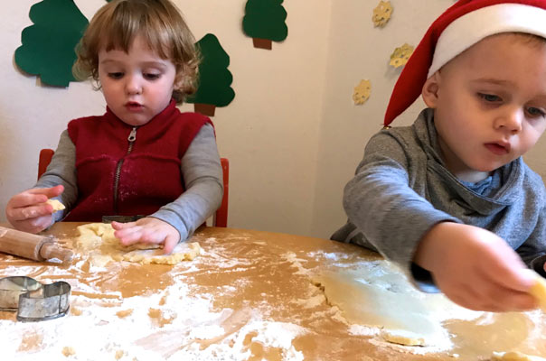 Tageskinder und Tagesmütter in der Weihnachtsbäckerei! TiQ! Kindertagespflege in Braunschweig Querum, Nicole Appel und Antje Storek – Kindertagespflege, Tagesmutter und Großtagespflege für Braunschweig Querum, Gliesmarode, Riddagshausen, Östliches Ringgebiet, Volkmarode, Bienrode, Waggum, Hondelage, Schuntersiedlung, Kralenriede, Dibbesdorf, Schwarzer Berg, Siegfriedviertel, Nordstadt und Schapen