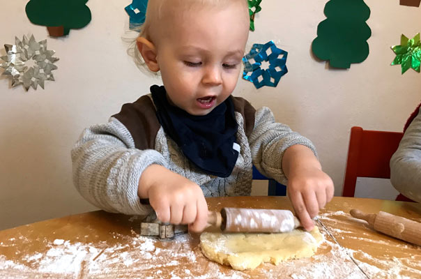 Tageskinder und Tagesmütter in der Weihnachtsbäckerei! TiQ! Kindertagespflege in Braunschweig Querum, Nicole Appel und Antje Storek – Kindertagespflege, Tagesmutter und Großtagespflege für Braunschweig Querum, Gliesmarode, Riddagshausen, Östliches Ringgebiet, Volkmarode, Bienrode, Waggum, Hondelage, Schuntersiedlung, Kralenriede, Dibbesdorf, Schwarzer Berg, Siegfriedviertel, Nordstadt und Schapen