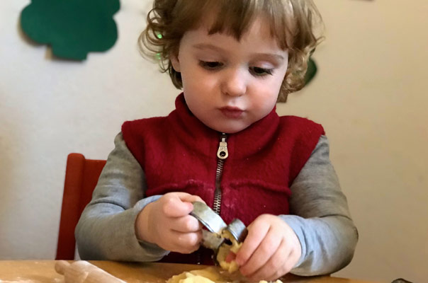 Tageskinder und Tagesmütter in der Weihnachtsbäckerei! TiQ! Kindertagespflege in Braunschweig Querum, Nicole Appel und Antje Storek – Kindertagespflege, Tagesmutter und Großtagespflege für Braunschweig Querum, Gliesmarode, Riddagshausen, Östliches Ringgebiet, Volkmarode, Bienrode, Waggum, Hondelage, Schuntersiedlung, Kralenriede, Dibbesdorf, Schwarzer Berg, Siegfriedviertel, Nordstadt und Schapen