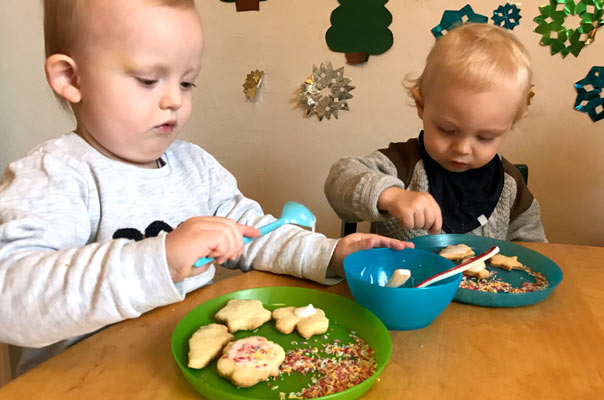 Tageskinder und Tagesmütter in der Weihnachtsbäckerei! TiQ! Kindertagespflege in Braunschweig Querum, Nicole Appel und Antje Storek – Kindertagespflege, Tagesmutter und Großtagespflege für Braunschweig Querum, Gliesmarode, Riddagshausen, Östliches Ringgebiet, Volkmarode, Bienrode, Waggum, Hondelage, Schuntersiedlung, Kralenriede, Dibbesdorf, Schwarzer Berg, Siegfriedviertel, Nordstadt und Schapen