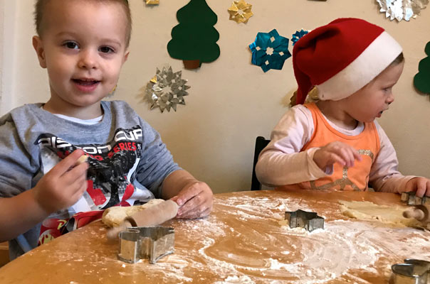 Tageskinder und Tagesmütter in der Weihnachtsbäckerei! TiQ! Kindertagespflege in Braunschweig Querum, Nicole Appel und Antje Storek – Kindertagespflege, Tagesmutter und Großtagespflege für Braunschweig Querum, Gliesmarode, Riddagshausen, Östliches Ringgebiet, Volkmarode, Bienrode, Waggum, Hondelage, Schuntersiedlung, Kralenriede, Dibbesdorf, Schwarzer Berg, Siegfriedviertel, Nordstadt und Schapen