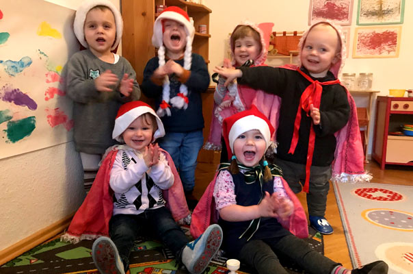 Tageskinder und Tagesmütter wünschen frohe Weihnachten! TiQ! Kindertagespflege in Braunschweig Querum, Nicole Appel und Antje Storek – Kindertagespflege, Tagesmutter und Großtagespflege für Braunschweig Querum, Gliesmarode, Riddagshausen, Östliches Ringgebiet, Volkmarode, Bienrode, Waggum, Hondelage, Schuntersiedlung, Kralenriede, Dibbesdorf, Schwarzer Berg, Siegfriedviertel, Nordstadt und Schapen