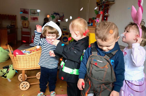 Tageskinder und Tagesmütter feiern Fasching! TiQ! Kindertagespflege in Braunschweig Querum, Nicole Appel und Antje Storek – Kindertagespflege, Tagesmutter und Großtagespflege für Braunschweig Querum, Gliesmarode, Riddagshausen, Östliches Ringgebiet, Volkmarode, Bienrode, Waggum, Hondelage, Schuntersiedlung, Kralenriede, Dibbesdorf, Schwarzer Berg, Siegfriedviertel, Nordstadt und Schapen