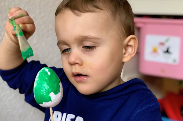 Tageskinder und Tagesmütter bemalen Ostereier - bald ist Ostern! TiQ! Kindertagespflege in Braunschweig Querum, Nicole Appel und Antje Storek – Kindertagespflege, Tagesmutter und Großtagespflege für Braunschweig Querum, Gliesmarode, Riddagshausen, Östliches Ringgebiet, Volkmarode, Bienrode, Waggum, Hondelage, Schuntersiedlung, Kralenriede, Dibbesdorf, Schwarzer Berg, Siegfriedviertel, Nordstadt und Schapen