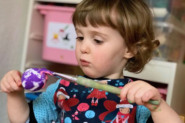 Tageskinder und Tagesmütter bemalen Ostereier - bald ist Ostern! TiQ! Kindertagespflege in Braunschweig Querum, Nicole Appel und Antje Storek – Kindertagespflege, Tagesmutter und Großtagespflege für Braunschweig Querum, Gliesmarode, Riddagshausen, Östliches Ringgebiet, Volkmarode, Bienrode, Waggum, Hondelage, Schuntersiedlung, Kralenriede, Dibbesdorf, Schwarzer Berg, Siegfriedviertel, Nordstadt und Schapen