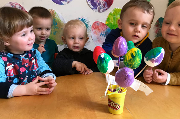 Tageskinder und Tagesmütter bemalen Ostereier - bald ist Ostern! TiQ! Kindertagespflege in Braunschweig Querum, Nicole Appel und Antje Storek – Kindertagespflege, Tagesmutter und Großtagespflege für Braunschweig Querum, Gliesmarode, Riddagshausen, Östliches Ringgebiet, Volkmarode, Bienrode, Waggum, Hondelage, Schuntersiedlung, Kralenriede, Dibbesdorf, Schwarzer Berg, Siegfriedviertel, Nordstadt und Schapen