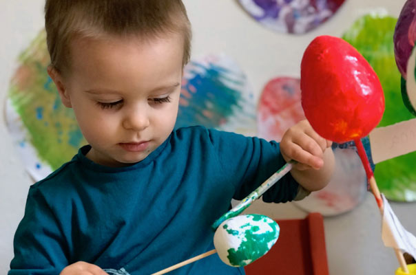 Tageskinder und Tagesmütter bemalen Ostereier - bald ist Ostern! TiQ! Kindertagespflege in Braunschweig Querum, Nicole Appel und Antje Storek – Kindertagespflege, Tagesmutter und Großtagespflege für Braunschweig Querum, Gliesmarode, Riddagshausen, Östliches Ringgebiet, Volkmarode, Bienrode, Waggum, Hondelage, Schuntersiedlung, Kralenriede, Dibbesdorf, Schwarzer Berg, Siegfriedviertel, Nordstadt und Schapen