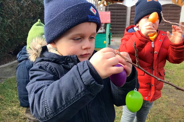 Tageskinder und Tagesmütter bemalen Ostereier - bald ist Ostern! TiQ! Kindertagespflege in Braunschweig Querum, Nicole Appel und Antje Storek – Kindertagespflege, Tagesmutter und Großtagespflege für Braunschweig Querum, Gliesmarode, Riddagshausen, Östliches Ringgebiet, Volkmarode, Bienrode, Waggum, Hondelage, Schuntersiedlung, Kralenriede, Dibbesdorf, Schwarzer Berg, Siegfriedviertel, Nordstadt und Schapen