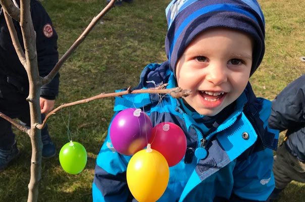 Tageskinder und Tagesmütter bemalen Ostereier - bald ist Ostern! TiQ! Kindertagespflege in Braunschweig Querum, Nicole Appel und Antje Storek – Kindertagespflege, Tagesmutter und Großtagespflege für Braunschweig Querum, Gliesmarode, Riddagshausen, Östliches Ringgebiet, Volkmarode, Bienrode, Waggum, Hondelage, Schuntersiedlung, Kralenriede, Dibbesdorf, Schwarzer Berg, Siegfriedviertel, Nordstadt und Schapen