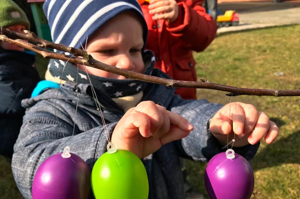 Tageskinder und Tagesmütter bemalen Ostereier - bald ist Ostern! TiQ! Kindertagespflege in Braunschweig Querum, Nicole Appel und Antje Storek – Kindertagespflege, Tagesmutter und Großtagespflege für Braunschweig Querum, Gliesmarode, Riddagshausen, Östliches Ringgebiet, Volkmarode, Bienrode, Waggum, Hondelage, Schuntersiedlung, Kralenriede, Dibbesdorf, Schwarzer Berg, Siegfriedviertel, Nordstadt und Schapen