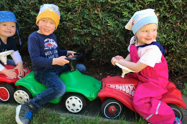 Sommersonnesonnenschein mit Tageskindern und Tagesmüttern! TiQ! Kindertagespflege in Braunschweig Querum, Nicole Appel und Antje Storek – Kindertagespflege, Tagesmutter und Großtagespflege für Braunschweig Querum, Gliesmarode, Riddagshausen, Östliches Ringgebiet, Volkmarode, Bienrode, Waggum, Hondelage, Schuntersiedlung, Kralenriede, Dibbesdorf, Schwarzer Berg, Siegfriedviertel, Nordstadt und Schapen