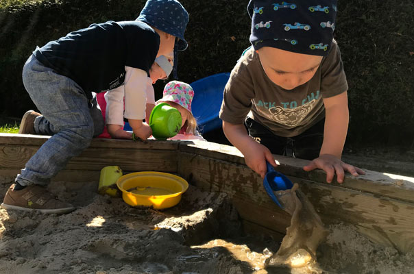 Sommersonnesonnenschein mit Tageskindern und Tagesmüttern! TiQ! Kindertagespflege in Braunschweig Querum, Nicole Appel und Antje Storek – Kindertagespflege, Tagesmutter und Großtagespflege für Braunschweig Querum, Gliesmarode, Riddagshausen, Östliches Ringgebiet, Volkmarode, Bienrode, Waggum, Hondelage, Schuntersiedlung, Kralenriede, Dibbesdorf, Schwarzer Berg, Siegfriedviertel, Nordstadt und Schapen