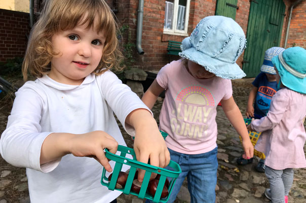 Hello Herbst - Tageskinder sammeln Kastanien! TiQ! Kindertagespflege in Braunschweig Querum, Nicole Appel und Antje Storek – Kindertagespflege, Tagesmutter und Großtagespflege für Braunschweig Querum, Gliesmarode, Riddagshausen, Östliches Ringgebiet, Volkmarode, Bienrode, Waggum, Hondelage, Schuntersiedlung, Kralenriede, Dibbesdorf, Schwarzer Berg, Siegfriedviertel, Nordstadt und Schapen