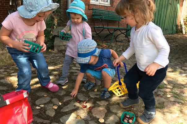 Hello Herbst - Tageskinder sammeln Kastanien! TiQ! Kindertagespflege in Braunschweig Querum, Nicole Appel und Antje Storek – Kindertagespflege, Tagesmutter und Großtagespflege für Braunschweig Querum, Gliesmarode, Riddagshausen, Östliches Ringgebiet, Volkmarode, Bienrode, Waggum, Hondelage, Schuntersiedlung, Kralenriede, Dibbesdorf, Schwarzer Berg, Siegfriedviertel, Nordstadt und Schapen