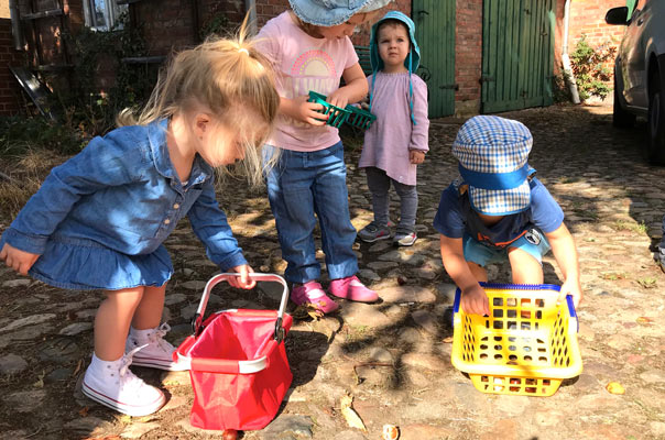 Hello Herbst - Tageskinder sammeln Kastanien! TiQ! Kindertagespflege in Braunschweig Querum, Nicole Appel und Antje Storek – Kindertagespflege, Tagesmutter und Großtagespflege für Braunschweig Querum, Gliesmarode, Riddagshausen, Östliches Ringgebiet, Volkmarode, Bienrode, Waggum, Hondelage, Schuntersiedlung, Kralenriede, Dibbesdorf, Schwarzer Berg, Siegfriedviertel, Nordstadt und Schapen