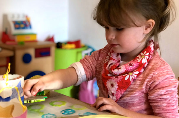 Labastel, Labastel, La-La-La ... - Tageskinder basteln Laternen! TiQ! Kindertagespflege in Braunschweig Querum, Nicole Appel und Antje Storek – Kindertagespflege, Tagesmutter und Großtagespflege für Braunschweig Querum, Gliesmarode, Riddagshausen, Östliches Ringgebiet, Volkmarode, Bienrode, Waggum, Hondelage, Schuntersiedlung, Kralenriede, Dibbesdorf, Schwarzer Berg, Siegfriedviertel, Nordstadt und Schapen