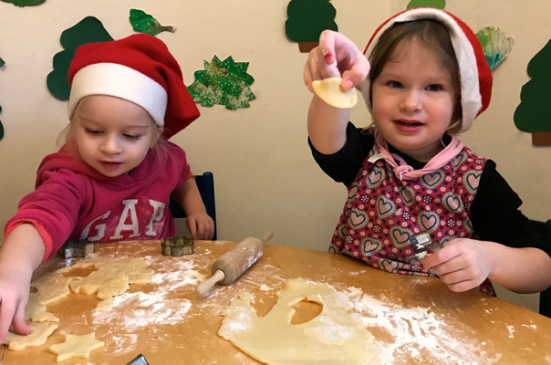 Frohe Weihnachten - Tageskinder backen Kekse! TiQ! Kindertagespflege in Braunschweig Querum, Nicole Appel und Antje Storek – Kindertagespflege, Tagesmutter und Großtagespflege für Braunschweig Querum, Gliesmarode, Riddagshausen, Östliches Ringgebiet, Volkmarode, Bienrode, Waggum, Hondelage, Schuntersiedlung, Kralenriede, Dibbesdorf, Schwarzer Berg, Siegfriedviertel, Nordstadt und Schapen