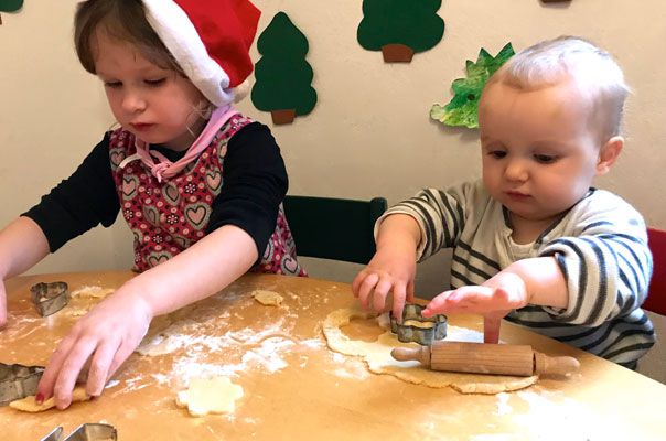 Frohe Weihnachten - Tageskinder backen Kekse! TiQ! Kindertagespflege in Braunschweig Querum, Nicole Appel und Antje Storek – Kindertagespflege, Tagesmutter und Großtagespflege für Braunschweig Querum, Gliesmarode, Riddagshausen, Östliches Ringgebiet, Volkmarode, Bienrode, Waggum, Hondelage, Schuntersiedlung, Kralenriede, Dibbesdorf, Schwarzer Berg, Siegfriedviertel, Nordstadt und Schapen