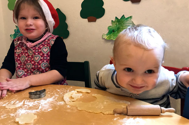 Frohe Weihnachten - Tageskinder backen Kekse! TiQ! Kindertagespflege in Braunschweig Querum, Nicole Appel und Antje Storek – Kindertagespflege, Tagesmutter und Großtagespflege für Braunschweig Querum, Gliesmarode, Riddagshausen, Östliches Ringgebiet, Volkmarode, Bienrode, Waggum, Hondelage, Schuntersiedlung, Kralenriede, Dibbesdorf, Schwarzer Berg, Siegfriedviertel, Nordstadt und Schapen