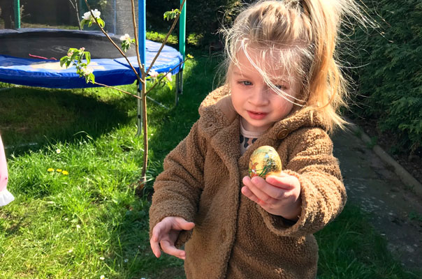 Juhu – er war da! Tageskinder suchen und finden Ostereier. TiQ! Kindertagespflege in Braunschweig Querum, Nicole Appel und Antje Storek – Kindertagespflege, Tagesmutter und Großtagespflege für Braunschweig Querum, Gliesmarode, Riddagshausen, Östliches Ringgebiet, Volkmarode, Bienrode, Waggum, Hondelage, Schuntersiedlung, Kralenriede, Dibbesdorf, Schwarzer Berg, Siegfriedviertel, Nordstadt und Schapen