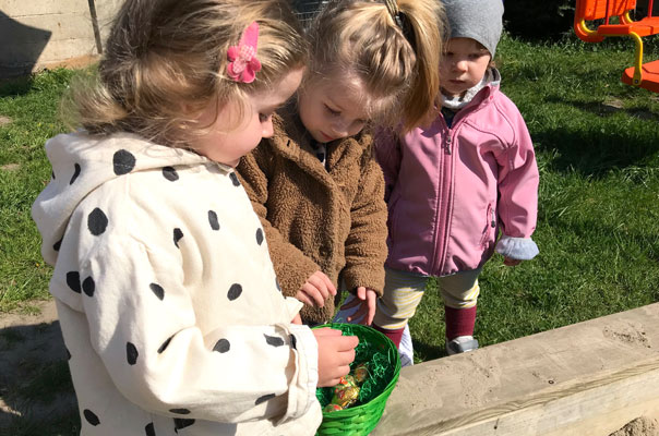 Juhu – er war da! Tageskinder suchen und finden Ostereier. TiQ! Kindertagespflege in Braunschweig Querum, Nicole Appel und Antje Storek – Kindertagespflege, Tagesmutter und Großtagespflege für Braunschweig Querum, Gliesmarode, Riddagshausen, Östliches Ringgebiet, Volkmarode, Bienrode, Waggum, Hondelage, Schuntersiedlung, Kralenriede, Dibbesdorf, Schwarzer Berg, Siegfriedviertel, Nordstadt und Schapen