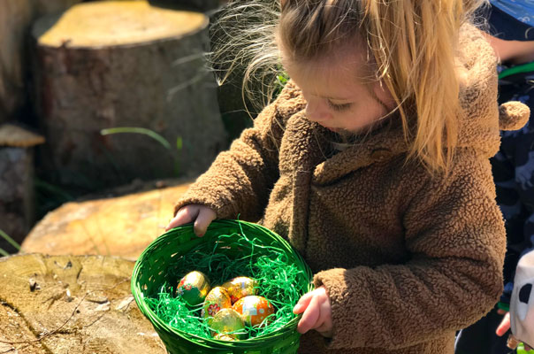 Juhu – er war da! Tageskinder suchen und finden Ostereier. TiQ! Kindertagespflege in Braunschweig Querum, Nicole Appel und Antje Storek – Kindertagespflege, Tagesmutter und Großtagespflege für Braunschweig Querum, Gliesmarode, Riddagshausen, Östliches Ringgebiet, Volkmarode, Bienrode, Waggum, Hondelage, Schuntersiedlung, Kralenriede, Dibbesdorf, Schwarzer Berg, Siegfriedviertel, Nordstadt und Schapen