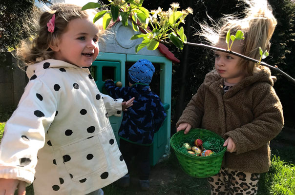 Juhu – er war da! Tageskinder suchen und finden Ostereier. TiQ! Kindertagespflege in Braunschweig Querum, Nicole Appel und Antje Storek – Kindertagespflege, Tagesmutter und Großtagespflege für Braunschweig Querum, Gliesmarode, Riddagshausen, Östliches Ringgebiet, Volkmarode, Bienrode, Waggum, Hondelage, Schuntersiedlung, Kralenriede, Dibbesdorf, Schwarzer Berg, Siegfriedviertel, Nordstadt und Schapen