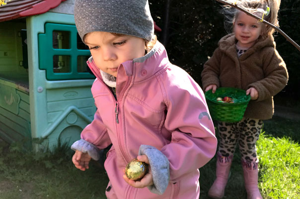 Juhu – er war da! Tageskinder suchen und finden Ostereier. TiQ! Kindertagespflege in Braunschweig Querum, Nicole Appel und Antje Storek – Kindertagespflege, Tagesmutter und Großtagespflege für Braunschweig Querum, Gliesmarode, Riddagshausen, Östliches Ringgebiet, Volkmarode, Bienrode, Waggum, Hondelage, Schuntersiedlung, Kralenriede, Dibbesdorf, Schwarzer Berg, Siegfriedviertel, Nordstadt und Schapen