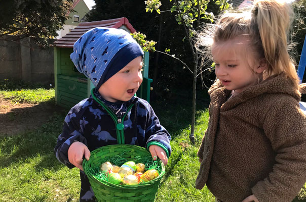 Juhu – er war da! Tageskinder suchen und finden Ostereier. TiQ! Kindertagespflege in Braunschweig Querum, Nicole Appel und Antje Storek – Kindertagespflege, Tagesmutter und Großtagespflege für Braunschweig Querum, Gliesmarode, Riddagshausen, Östliches Ringgebiet, Volkmarode, Bienrode, Waggum, Hondelage, Schuntersiedlung, Kralenriede, Dibbesdorf, Schwarzer Berg, Siegfriedviertel, Nordstadt und Schapen