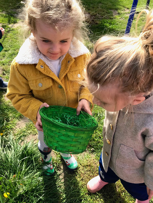 Juhu – er war da! Tageskinder suchen und finden Ostereier. TiQ! Kindertagespflege in Braunschweig Querum, Nicole Appel und Antje Storek – Kindertagespflege, Tagesmutter und Großtagespflege für Braunschweig Querum, Gliesmarode, Riddagshausen, Östliches Ringgebiet, Volkmarode, Bienrode, Waggum, Hondelage, Schuntersiedlung, Kralenriede, Dibbesdorf, Schwarzer Berg, Siegfriedviertel, Nordstadt und Schapen