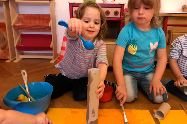 Tageskinder malen Wasserbilder! TiQ! Kindertagespflege in Braunschweig Querum, Nicole Appel und Antje Storek – Kindertagespflege, Tagesmutter und Großtagespflege für Braunschweig Querum, Gliesmarode, Riddagshausen, Östliches Ringgebiet, Volkmarode, Bienrode, Waggum, Hondelage, Schuntersiedlung, Kralenriede, Dibbesdorf, Schwarzer Berg, Siegfriedviertel, Nordstadt und Schapen