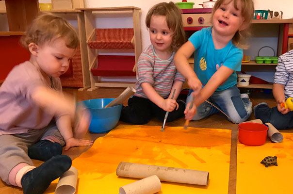 Tageskinder malen Wasserbilder! TiQ! Kindertagespflege in Braunschweig Querum, Nicole Appel und Antje Storek – Kindertagespflege, Tagesmutter und Großtagespflege für Braunschweig Querum, Gliesmarode, Riddagshausen, Östliches Ringgebiet, Volkmarode, Bienrode, Waggum, Hondelage, Schuntersiedlung, Kralenriede, Dibbesdorf, Schwarzer Berg, Siegfriedviertel, Nordstadt und Schapen