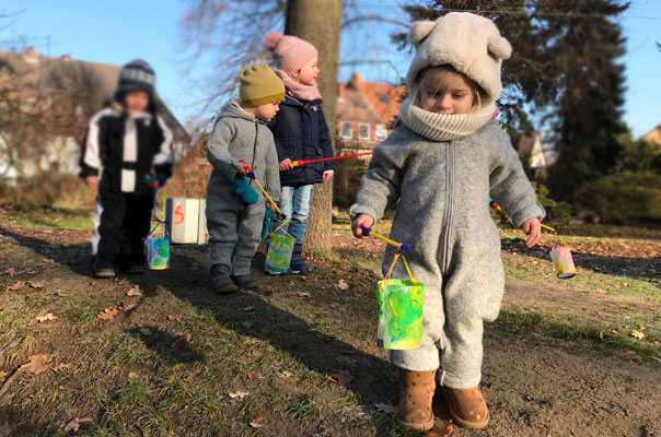 Laterne, Laterne, La-La-La ... - Tageskinder gehen Laterne! TiQ! Kindertagespflege in Braunschweig Querum, Nicole Appel und Antje Storek – Kindertagespflege, Tagesmutter und Großtagespflege für Braunschweig Querum, Gliesmarode, Riddagshausen, Östliches Ringgebiet, Volkmarode, Bienrode, Waggum, Hondelage, Schuntersiedlung, Kralenriede, Dibbesdorf, Schwarzer Berg, Siegfriedviertel, Nordstadt und Schapen