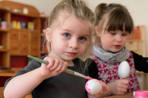 Ganz bald: Frohe Ostern! Tageskinder bemalen Ostereier. TiQ! Kindertagespflege in Braunschweig Querum, Nicole Appel und Antje Storek – Kindertagespflege, Tagesmutter und Großtagespflege für Braunschweig Querum, Gliesmarode, Riddagshausen, Östliches Ringgebiet, Volkmarode, Bienrode, Waggum, Hondelage, Schuntersiedlung, Kralenriede, Dibbesdorf, Schwarzer Berg, Siegfriedviertel, Nordstadt und Schapen