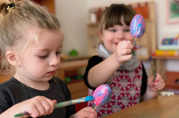 Ganz bald: Frohe Ostern! Tageskinder bemalen Ostereier. TiQ! Kindertagespflege in Braunschweig Querum, Nicole Appel und Antje Storek – Kindertagespflege, Tagesmutter und Großtagespflege für Braunschweig Querum, Gliesmarode, Riddagshausen, Östliches Ringgebiet, Volkmarode, Bienrode, Waggum, Hondelage, Schuntersiedlung, Kralenriede, Dibbesdorf, Schwarzer Berg, Siegfriedviertel, Nordstadt und Schapen