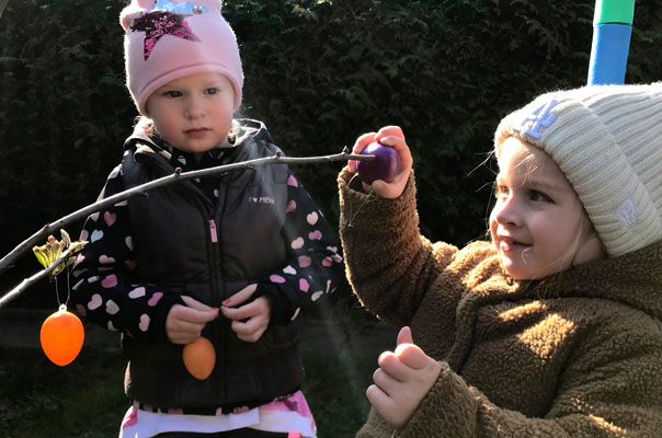 Eins, zwei, drei ... Tageskinder schmücken den Osteierbaum! TiQ! Kindertagespflege in Braunschweig Querum, Nicole Appel und Antje Storek – Kindertagespflege, Tagesmutter und Großtagespflege für Braunschweig Querum, Gliesmarode, Riddagshausen, Östliches Ringgebiet, Volkmarode, Bienrode, Waggum, Hondelage, Schuntersiedlung, Kralenriede, Dibbesdorf, Schwarzer Berg, Siegfriedviertel, Nordstadt und Schapen