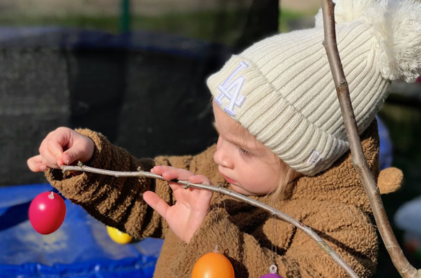 Eins, zwei, drei ... Tageskinder schmücken den Osteierbaum! TiQ! Kindertagespflege in Braunschweig Querum, Nicole Appel und Antje Storek – Kindertagespflege, Tagesmutter und Großtagespflege für Braunschweig Querum, Gliesmarode, Riddagshausen, Östliches Ringgebiet, Volkmarode, Bienrode, Waggum, Hondelage, Schuntersiedlung, Kralenriede, Dibbesdorf, Schwarzer Berg, Siegfriedviertel, Nordstadt und Schapen